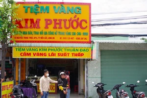 Người dân truy đuổi, bắt thanh niên giả vờ mua vàng rồi giật chạy ở Long An