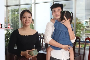 Công an trao lại tiền cho gia đình bé gái 3 tuổi bị bắt cóc đòi tiền chuộc ở Long An