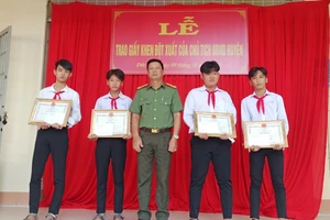 Khen thưởng 4 em học sinh phát hiện quả đạn pháo trong nhà người dân