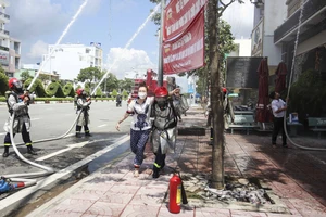 Diễn tập kỹ năng PCCC và thoát hiểm tại cơ sở kinh doanh