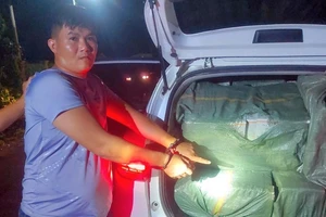 Truy bắt thanh niên lái ô tô chở 10.000 bao thuốc lá lậu
