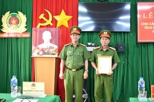 Phó GĐ công an tỉnh trao tặng giấy khen cho công an huyện Tân Thạnh