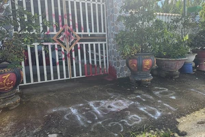 Công an truy tìm nhóm người tạt sơn 5 lần vào nhà dân đòi nợ