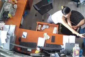 2 người nước ngoài vào đại lý bia đổi ngoại tệ rồi giật tiền bỏ chạy