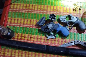 Ngăn chặn 2 nhóm đánh nhau, công an thu giữ nhiều vũ khí nóng.