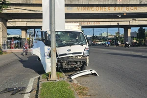 Ô tô tải lao vào cột đèn, tài xế may mắn thoát nạn