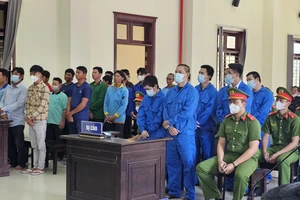 Tuyên án 25 bị cáo vụ buôn lậu đường lớn nhất ở Long An