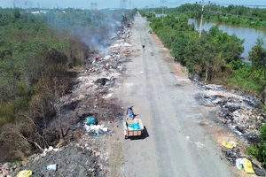 Rùng mình 2 con đường đầy rác cạnh khu công nghiệp ở Long An