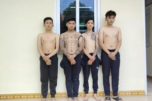 Nhóm thanh thiếu niên xăm trổ từ TP.HCM xuống Long An cướp giật