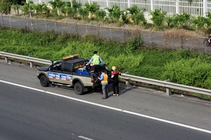 Thanh niên đi xe máy lạc vào cao tốc, được Đội Duy tu bảo dưỡng cao tốc TP.HCM – Trung Lương chở ra ngoài