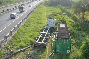 Xe đầu kéo tông sập hàng rào cao tốc, văng ra ngoài
