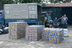 Long An: Bắt giữ ô tô tải chở trên 1,3 tấn pháo lậu