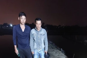 Cắt lưới để trộm tôm của nông dân lúc đi kéo lưới thuê