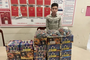 Thanh niên sử dụng xe máy chở pháo lậu, bị công an bắt giữ