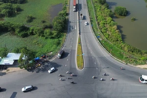 Nguy hiểm rình rập tại nút giao Quốc lộ 62 ra vào cao tốc TP.HCM – Trung Lương