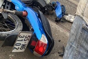 Ô tô tải văng bánh xe làm gãy chân thanh niên đi xe máy