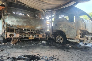 Hai ô tô tải bị cháy rụi hoàn toàn