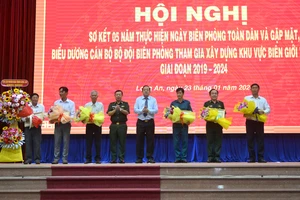 Long An có 12 tập thể và 24 cá nhân được khen thưởng ngày biên phòng và xây dựng khu vực biên giới vững mạnh
