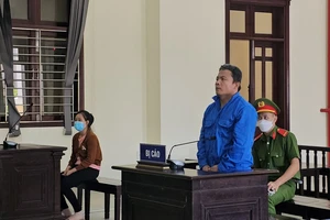 Cầm kéo khống chế hai mẹ con suốt 4 giờ, Kẻ ngáo đá lãnh án 11 năm tù