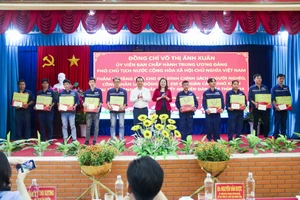 Phó Chủ tịch nước trao 600 phần quà cho gia đình chính sách, hộ nghèo, học sinh khó khăn tại Long An