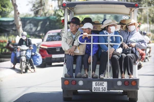 Đông đảo Khách du lịch đổ về làng hoa Sa Đéc ngắm hoa những ngày giáp Tết