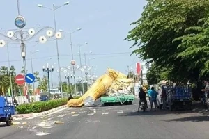 Trên đường vận chuyển linh vật rồng ở Tiền Giang bị rơi gãy đầu