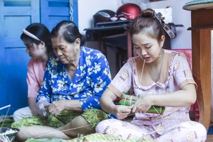 Gói bánh tét ngày 30 tết, nét truyền thống của người miền Tây