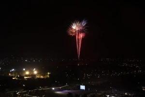 Hàng ngàn người dân Long An xem pháo hoa chào đón giao thừa