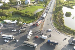 Giao thông ùn ứ khi người dân miền Tây trở lại TP.HCM sau kỳ nghỉ Tết 