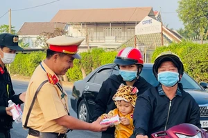 Công an Long An lập chốt giúp đỡ người dân trở lại làm việc sau kỳ nghỉ tết