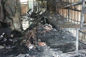 Long An cháy 3 sạp hàng ở chợ Đông Thành