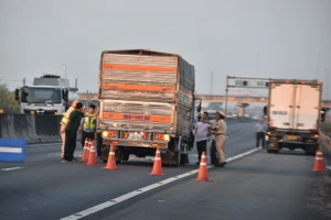 Ba ô tô va chạm liên hoàn trên cao tốc TP.HCM - Trung Lương lúc sáng sớm
