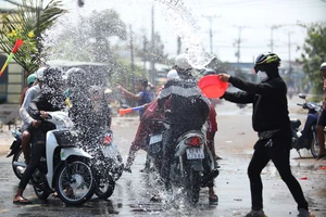 Lễ hội Làm Chay sẽ ngăn chặn không cho tạt nước trên đường