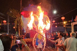 Người dân chờ 'đốt Ông Tiêu' lúc nửa đêm, xin lộc về nhà tại Lễ hội Làm Chay