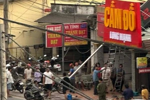 3 người bị điện giật khi lắp đặt biển quảng cáo