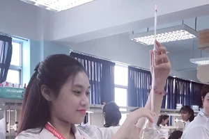 Nữ cử nhân dược lên đường nhập ngũ trong ngày kỷ niệm Thầy Thuốc Việt Nam