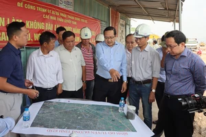 Phó Chủ tịch UBND tỉnh Long An kiểm tra các dự án giao thông trọng điểm.