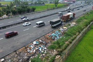 Rác thải ngập tràn hai bên tuyến cao tốc TP.HCM – Trung Lương