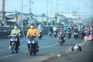 Bất chấp nguy hiểm, hàng trăm công nhân đi ngược chiều trên quốc lộ 1