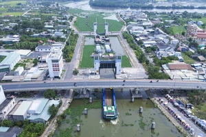 Ngắm Âu tàu lớn bậc nhất Đông Nam Á vận hành trong mùa hạn mặn