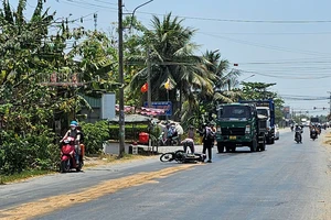 Hàng loạt xe máy bị ngã vì dầu nhớt đổ trên quốc lộ 62