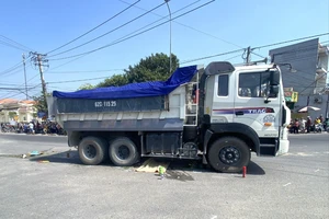 Va chạm với xe ben, người phụ nữ đi xe đạp điện tử vong