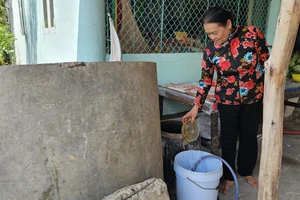 Người dân vùng hạ Long An xuyên đêm chờ hứng nước sạch sinh hoạt