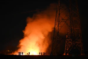 Cảnh sát kịp thời khống chế đám cháy dưới lưới điện cao thế