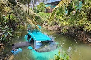 Tài xế taxi may mắn thoát chết khi lùi xe rơi xuống kênh