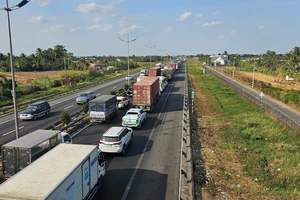 Quốc lộ 1 và quốc lộ 62 ùn tắc kéo dài do xe khách bốc cháy trên cao tốc TP.HCM - Trung Lương