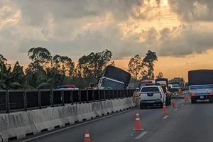 Va chạm giữa hai xe tải và taxi trên cao tốc Trung Lương - Mỹ Thuận, khiến 1 người tử vong