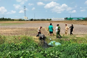 Người đàn ông đi cắt cỏ ngã xuống kênh tử vong