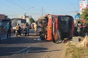 Né xe máy, xe chở công nhân lật nhào, hơn 40 người thoát nạn
