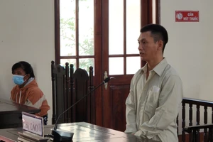 Lãnh án 7 năm tù vì dùng dao rọc giấy cắt cổ vợ do không chịu về nhà sống chung